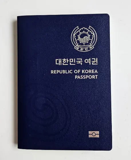 중국 상용비자 단체 접수에서 직원마다 한 권씩 제출하는 대한민국 여권 표지 사진